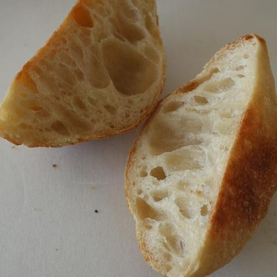 大小の気泡が入って、もちもち食感。