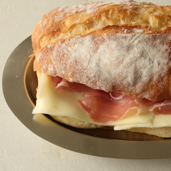 チーズとハムを挟んで