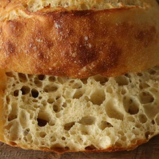 大小さまざまな気泡が出来、もっちり食感