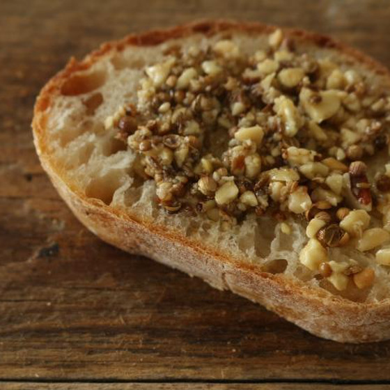 “デュカ”をトッピングして試食していただきます。
