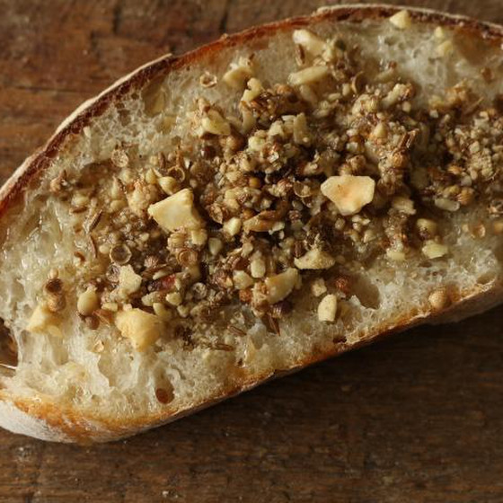 “デュカ”をトッピングして試食していただきます。