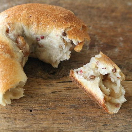 茹でる事で、もちもち食感が生まれます。