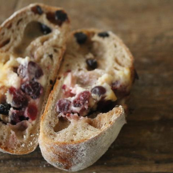 クリームチーズに包まれた真っ赤なクランベリーがお口の中