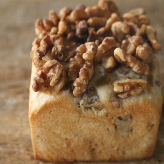 7,5cm角の型に入った小さな食パンです