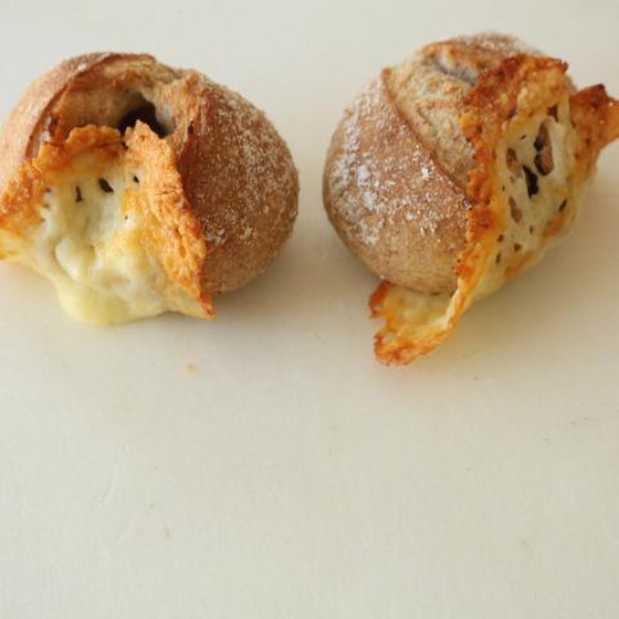 『ゴーダチーズの羽根つきパン』＆『ほうじ茶ラテのあんパン』