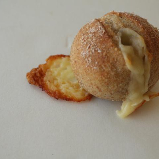とろけたチーズは生地にまとわりつけてしまいます