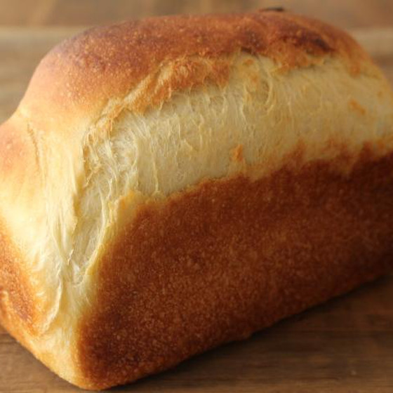 国産小麦と酵母と塩で焼き上げるシンプルなハード食パ