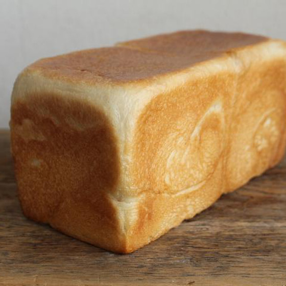 蓋を閉めて焼くので、しっとりきめの細かい角食