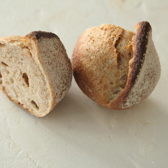 ライ麦とヨーグルトの風味が漂う食事用のパンです