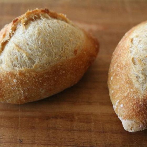 フランスパン生地を手ごねし、クッペ形に成型します