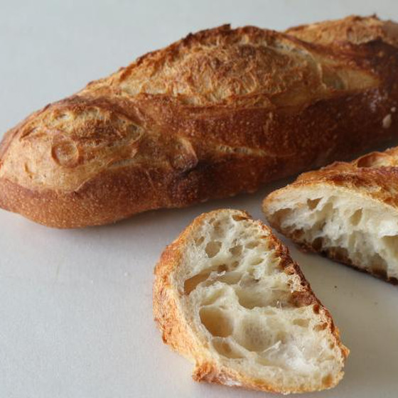 国産小麦100%使用、かっこいいバゲットを目指します