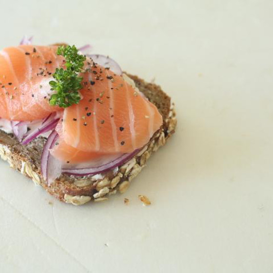 薄くスライスしてお好みの食材をトッピング