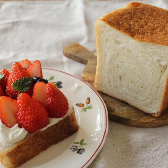 苺と生クリームを載せてオープンサンドに