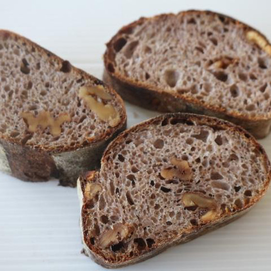 ブラックオリーブと胡桃を練り込みました