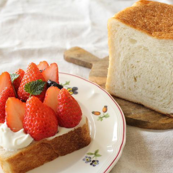 今の季節、苺のオープンサンドがおすすめの“角食パン”
