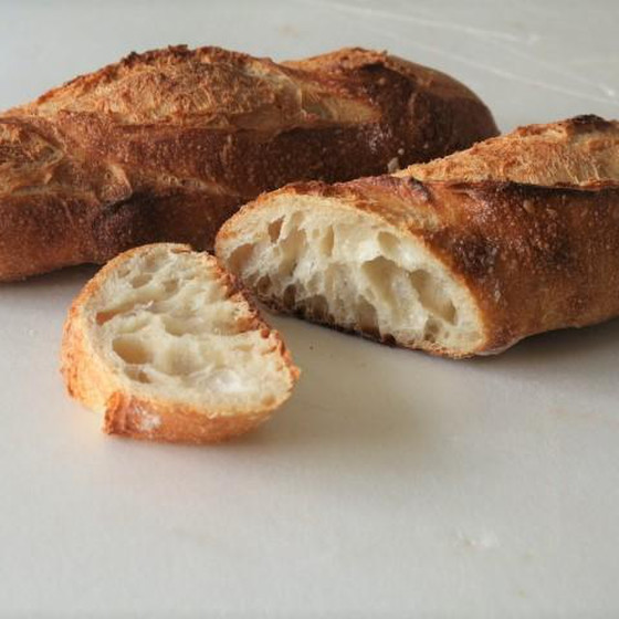 機械でフランスパン生地を仕込んだ“バゲット”