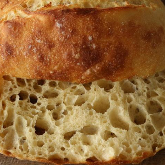 穴ぼこぼこの“チャバタ”は、ボールの中で混ぜるだけ