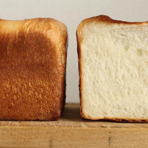 食パン型のふたを閉めて焼き上げる“角食パン”