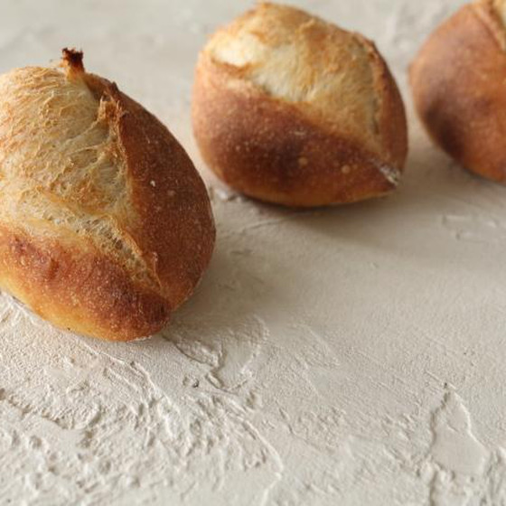 手ごねでフランスパン用の生地を手ごねする“クッペ”