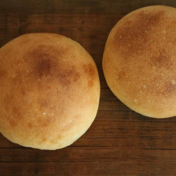 バンズの材料に、卵・牛乳・バター・砂糖を使用しています