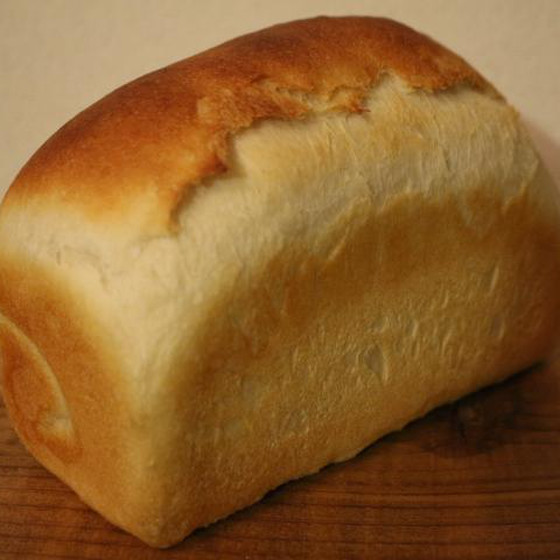 国産小麦・塩・酵母だけで焼き上げる“ハード食パン”
