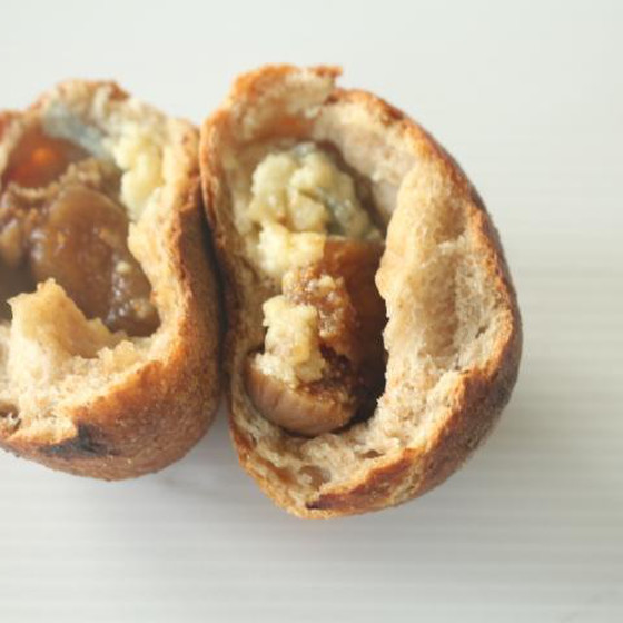 赤ワイン煮のいちじくとブルーチーズを包みます