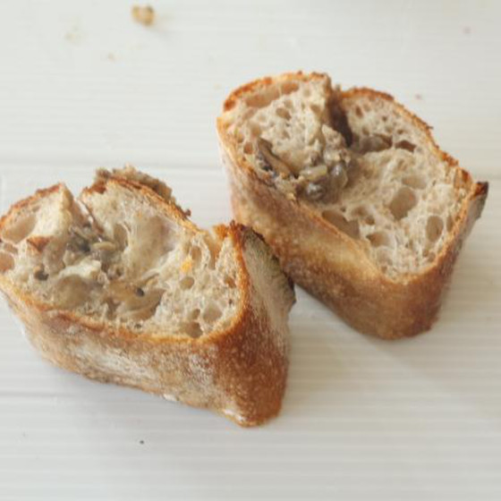 きのこの旨みを凝縮させた自家製きのこバターをはさみます