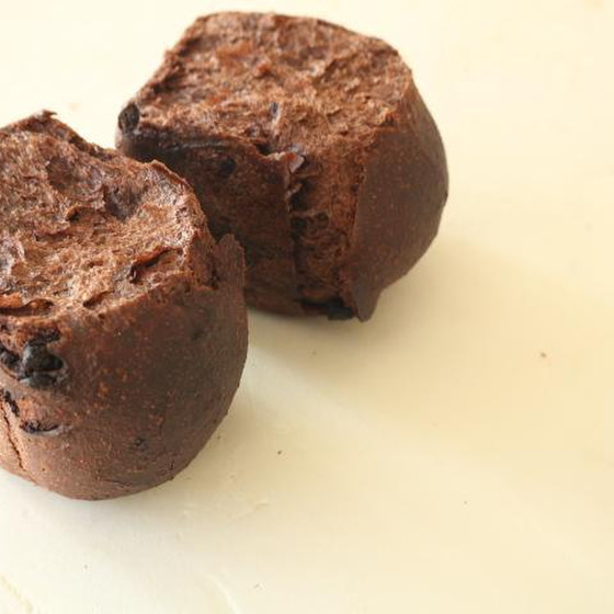 『カカオとチョコのパンドミ』＆『ブラックココアとクランベリーのパン』の2種類