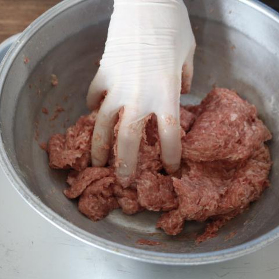 豚ひき肉を使って、自家製ソーセージにトライ