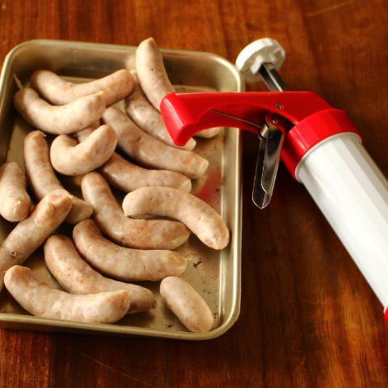 手ごねで自家製ソーセージを作ります