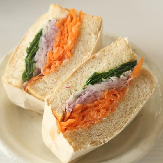 サンドイッチにして試食していただきましょう