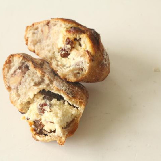 クリームチーズが生地に溶け込み、くるみの食感とマッチ！