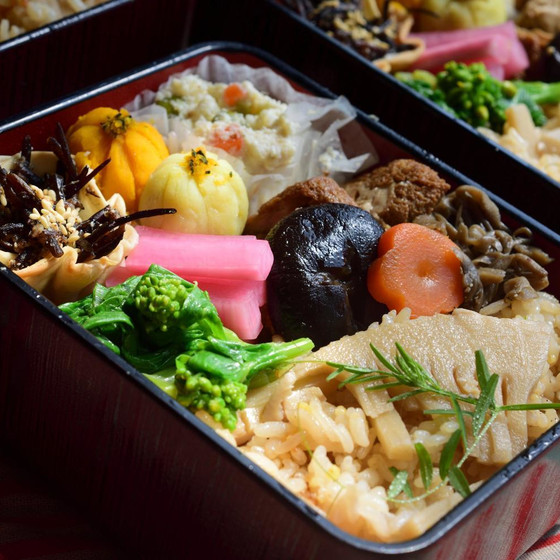 春です！　お弁当をもってピクニックに出かけましょう！！