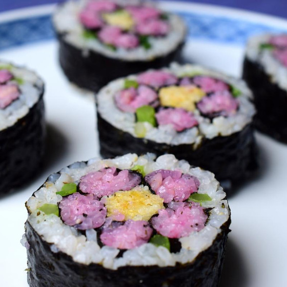 かわいらしい花巻きずしを作りましょう！