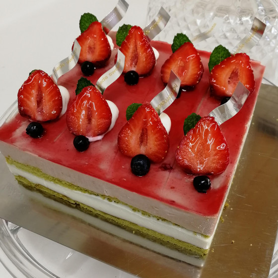 春の苺ケーキ