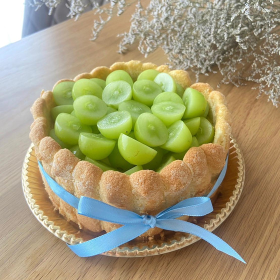 写真は、シャインマスカットのシャルロットケーキです
