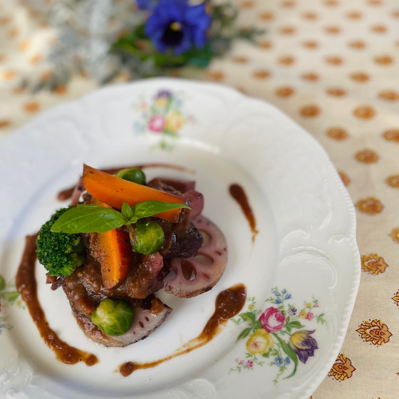 2)牛肉の赤ワイン煮  パリ15区風　冬バージョン