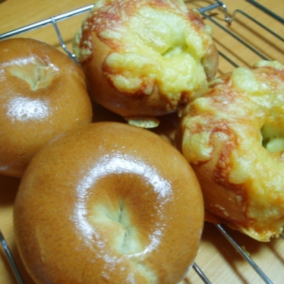 初級プレーンベーグルとチーズパン