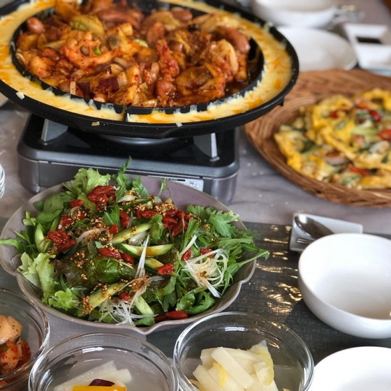 【女性】流行の「チーズタッカルビ」と韓国料理