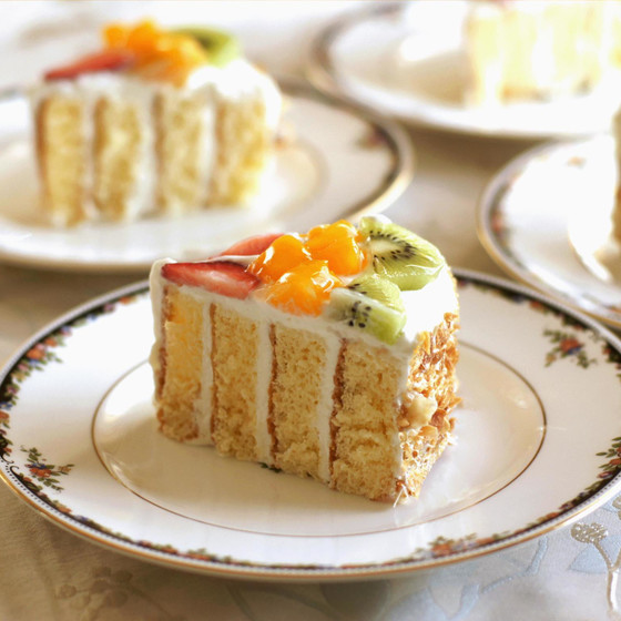 フルーツのストライプ・ショートケーキとダックワーズ・カフェ
