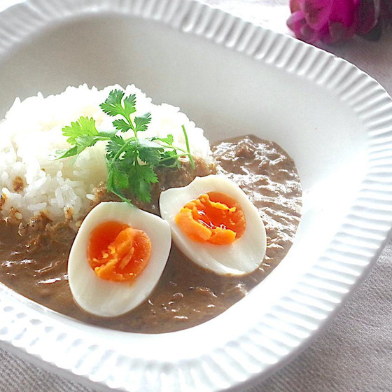 大人気のエッグカレー　見た目はシンプルなのに奥深い味に感動！