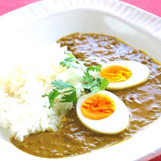 スパイシーなソースに茹で卵を潰しながら食べるエッグカレー　何とも奥深い味！ 