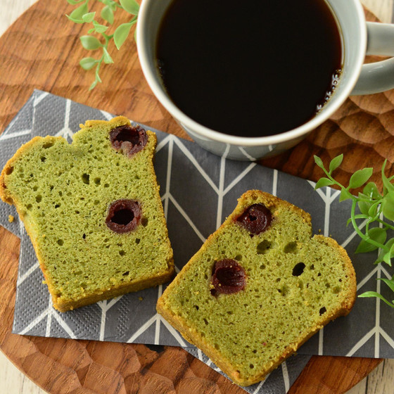 ピスタチオとグリオットチェリーのケーキ