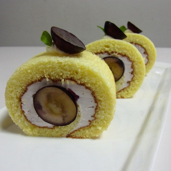 10月B6 ミートパイカレー風味   /  巨峰のロールケーキ