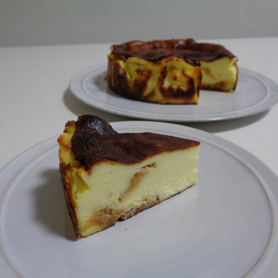 A13　バスク風チーズケーキ　/　キャラメルガナッシュケーキ
