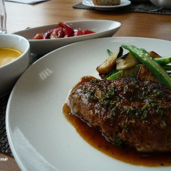 夏のハンバーグ　焦がしレモンバターソース