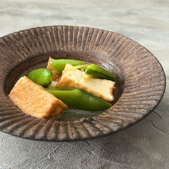 厚揚げとスナップエンドウの煮込み