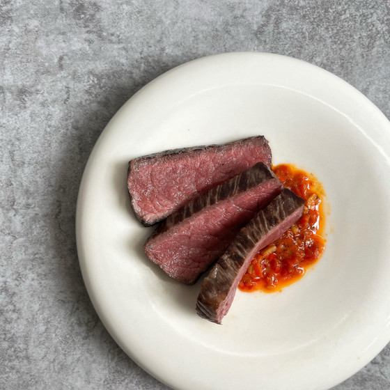 牛肉のプランチャ　赤いソース(パプリカのソース)