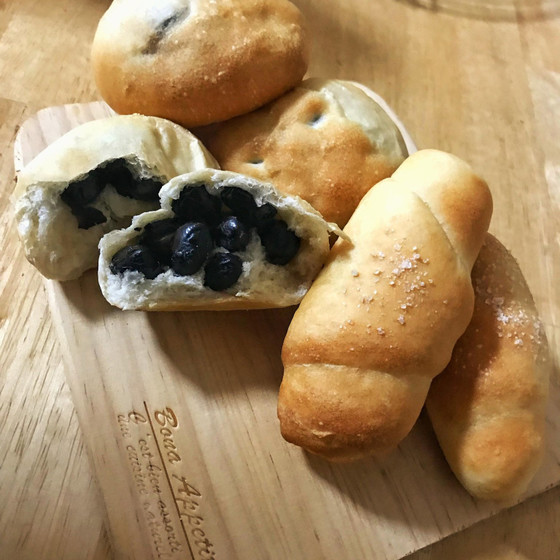 ほんのりお米の香り『米粉パン～黒豆パンと塩パン』