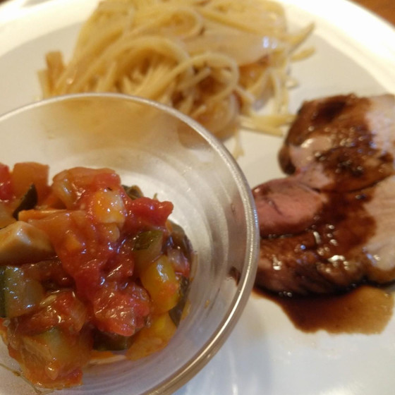 冷たいカポナータと豚塊肉グリル焼で白ワインパーティはいかが？